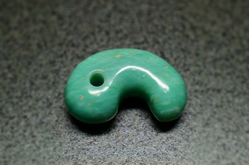 糸魚川産海石　勾玉　28mm