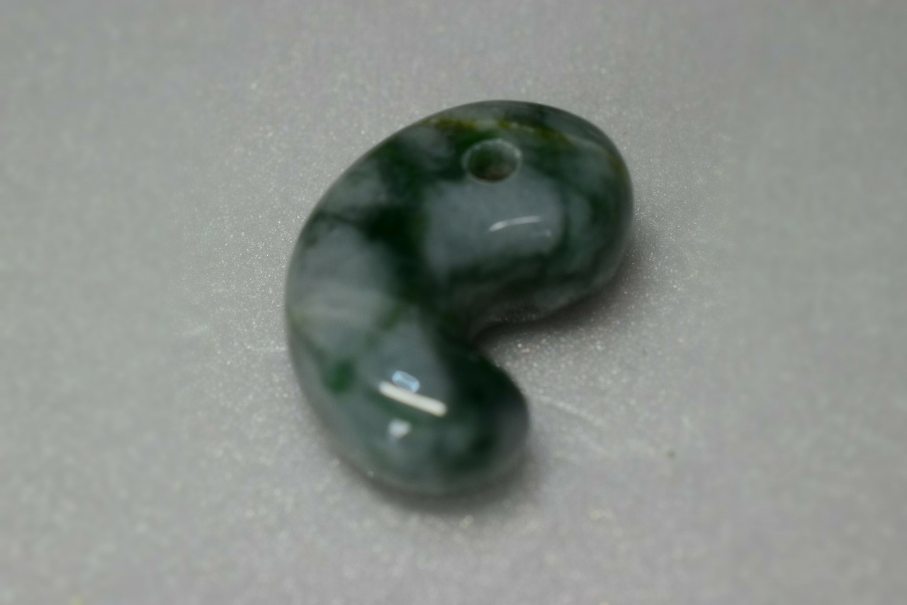 糸魚川産　勾玉
