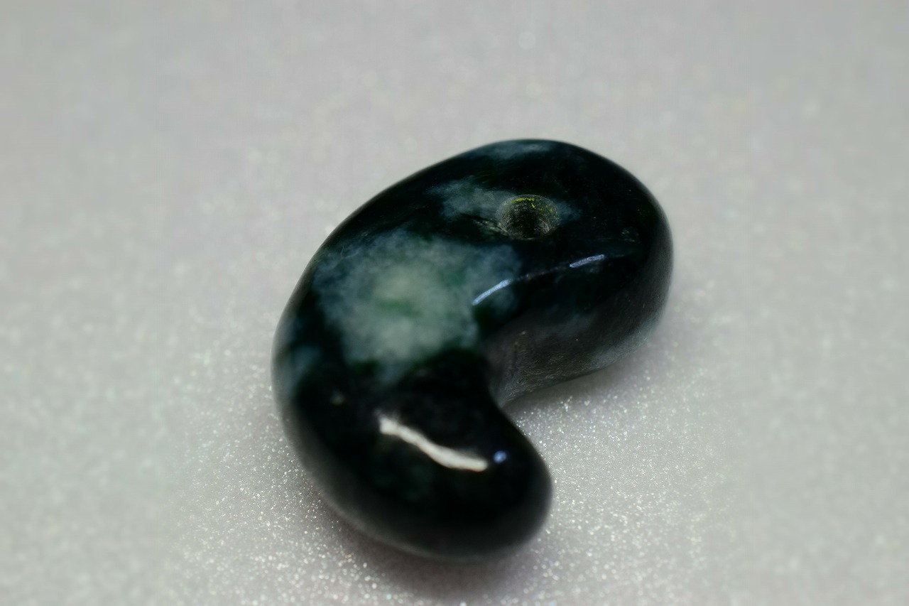 糸魚川産　勾玉