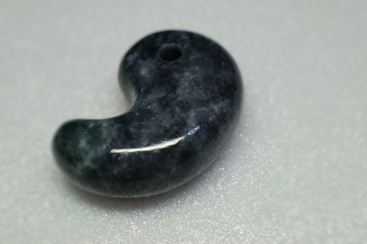 糸魚川産　勾玉　