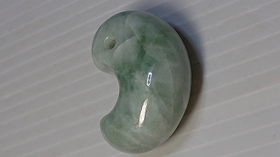 糸魚川産　勾玉 40mm