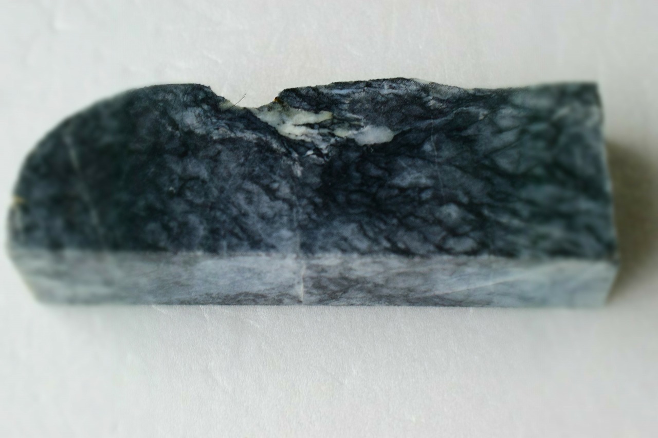 糸魚川産　黒翡翠原石　板