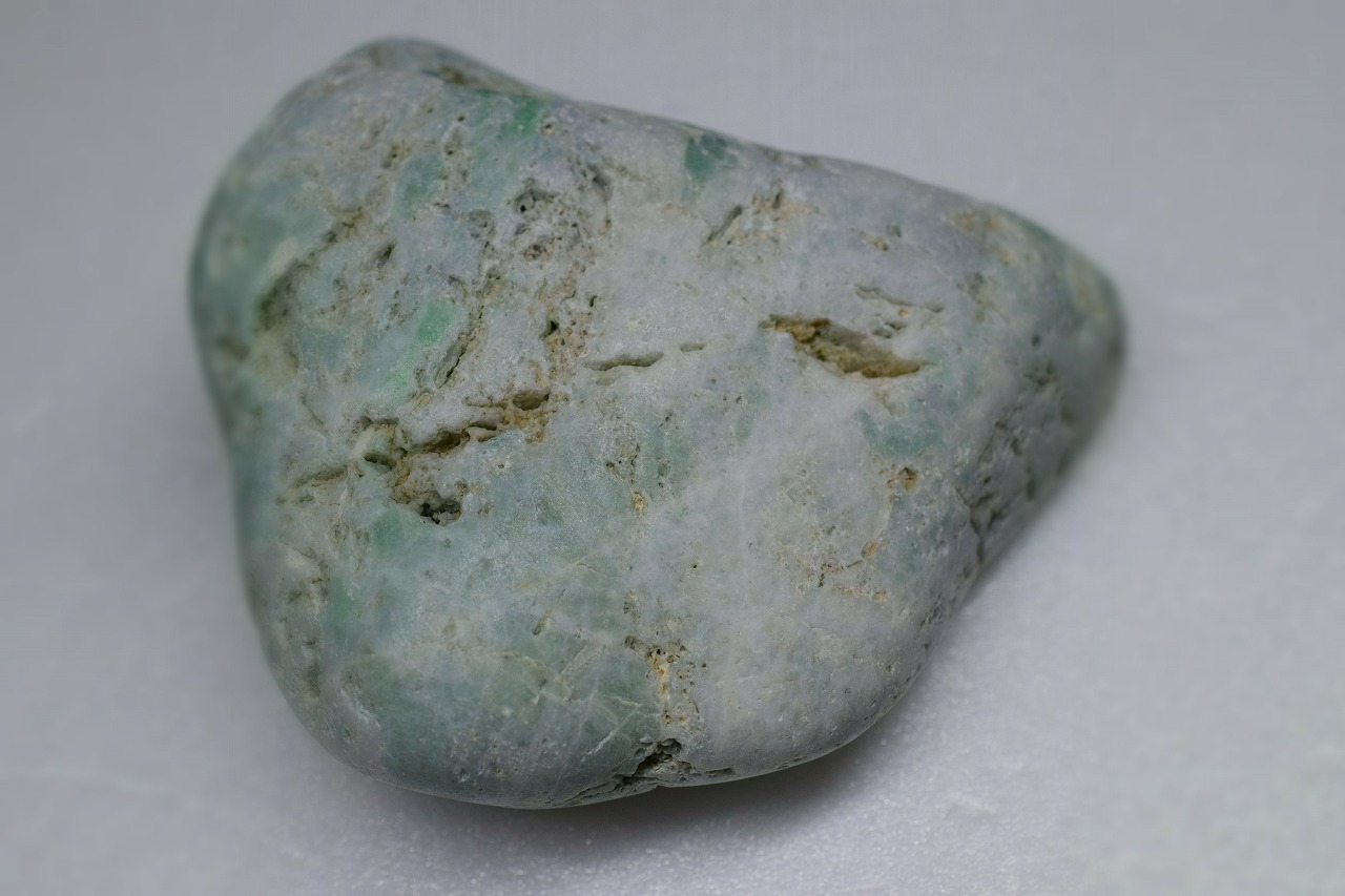 糸魚川産　翡翠原石　薄緑