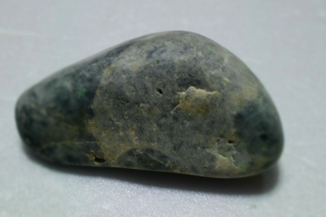 糸魚川産　海石　黒