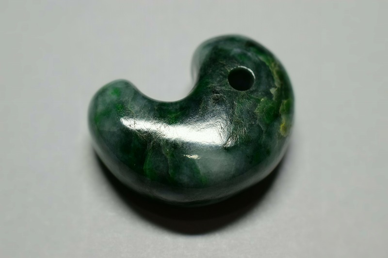 糸魚川産翡翠　勾玉　30mm