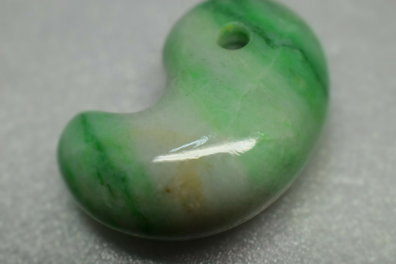 天然石　翡翠　勾玉  3０mm