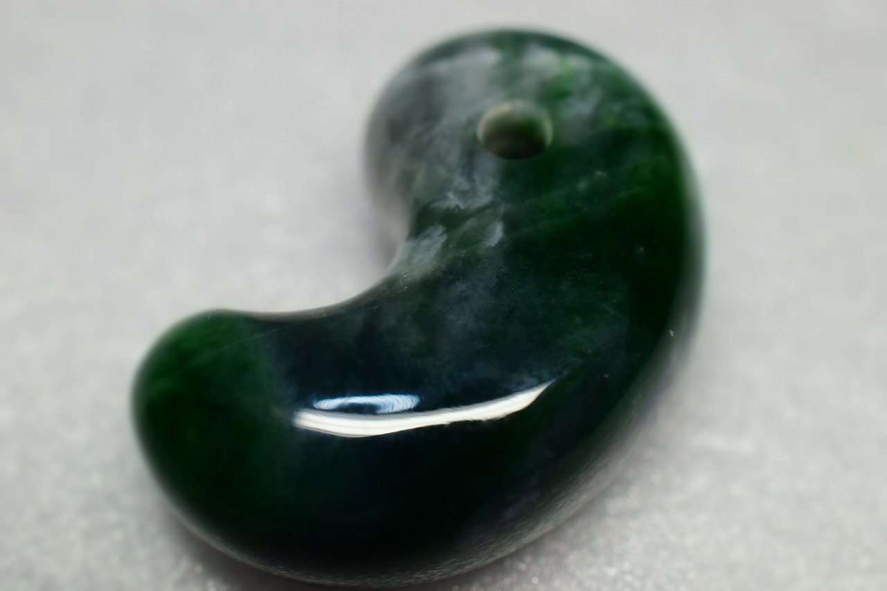 糸魚川産　勾玉 33mm