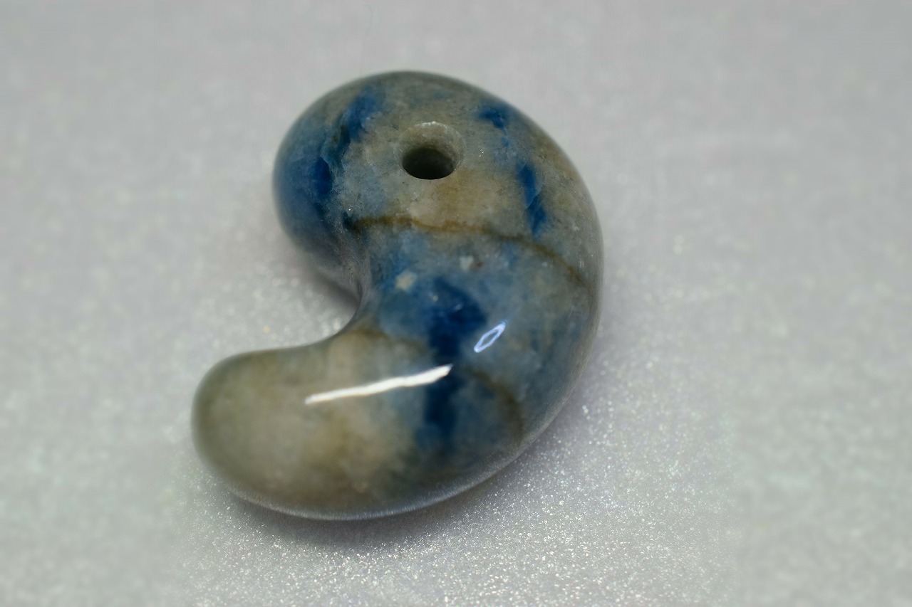 糸魚川産　翡翠　勾玉
