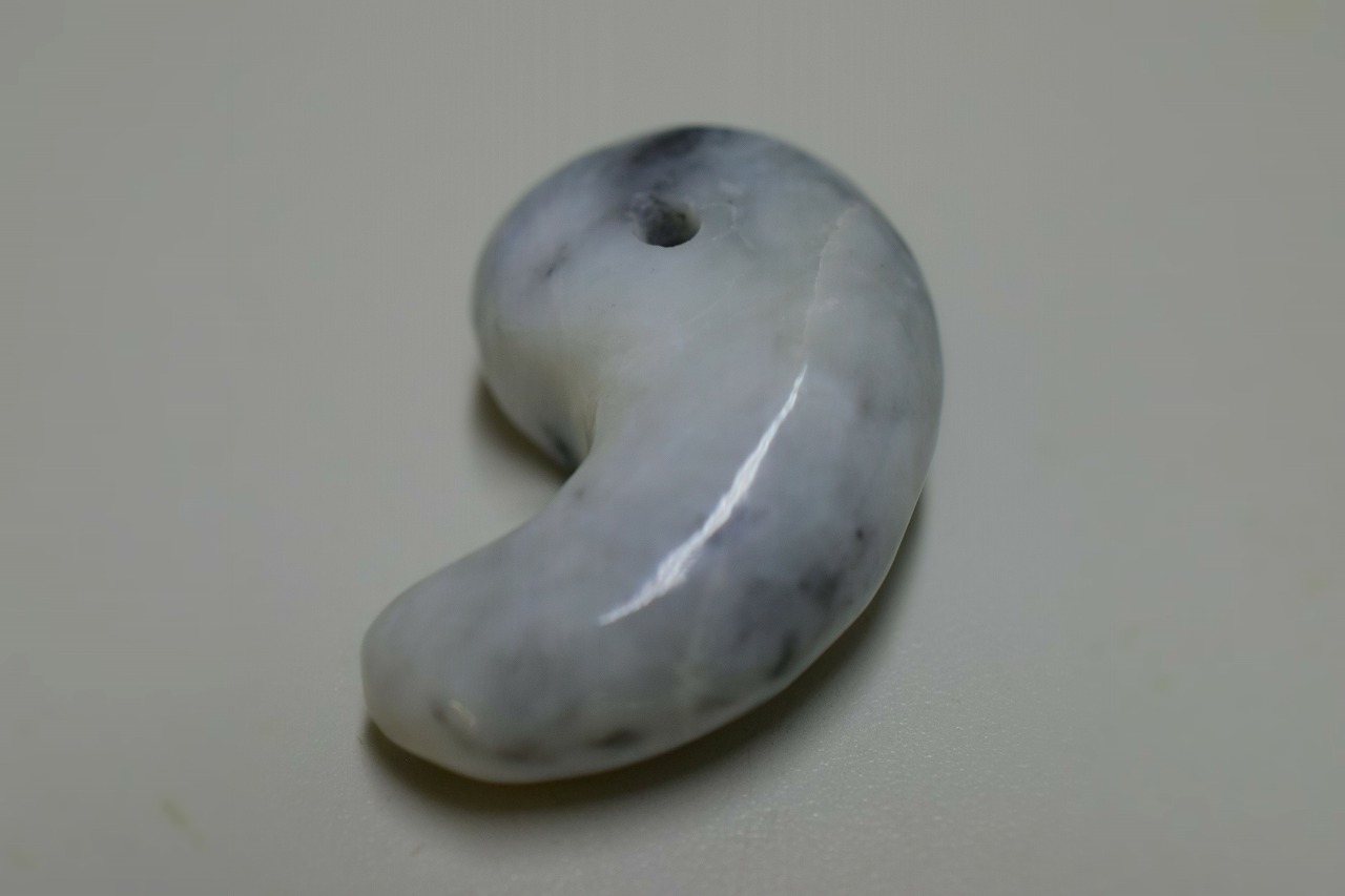 糸魚川産　翡翠　勾玉
