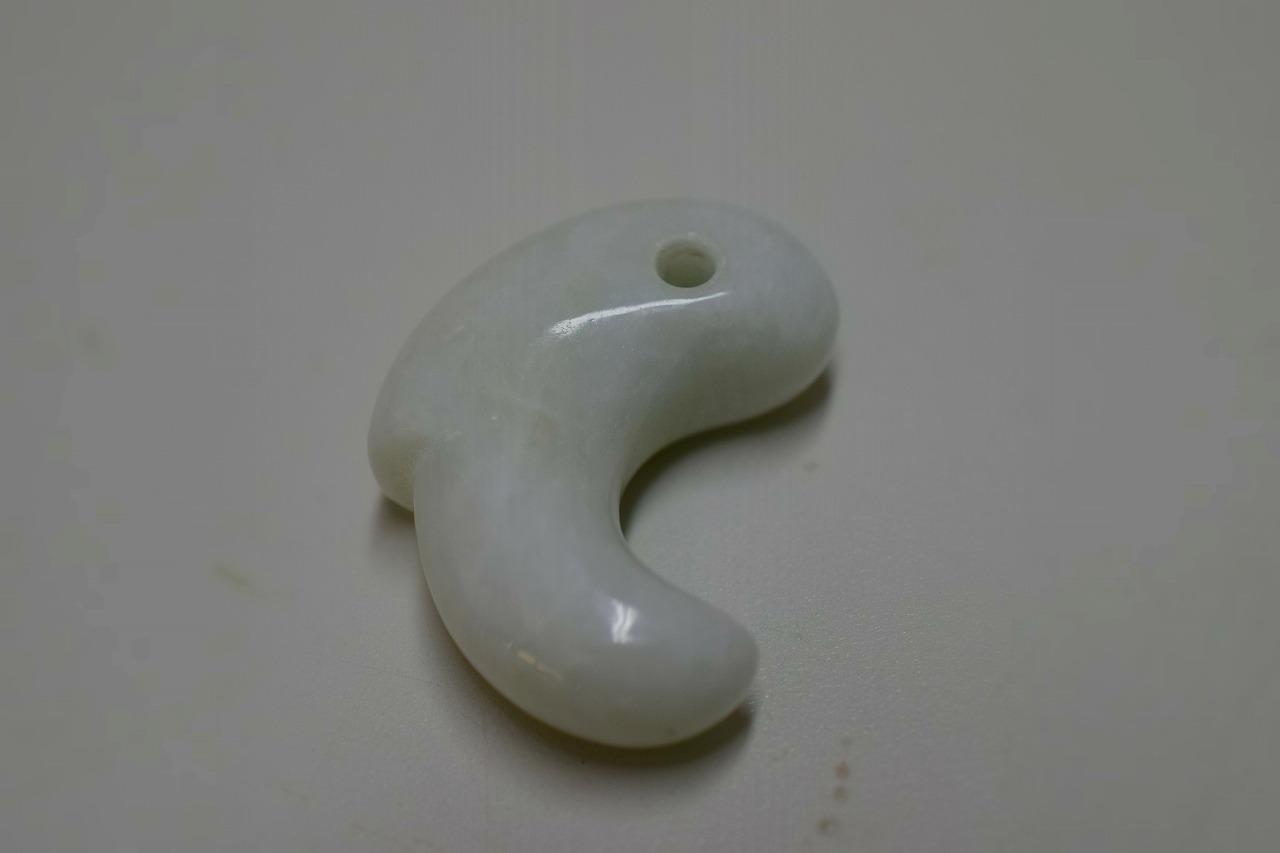 糸魚川産　翡翠　勾玉