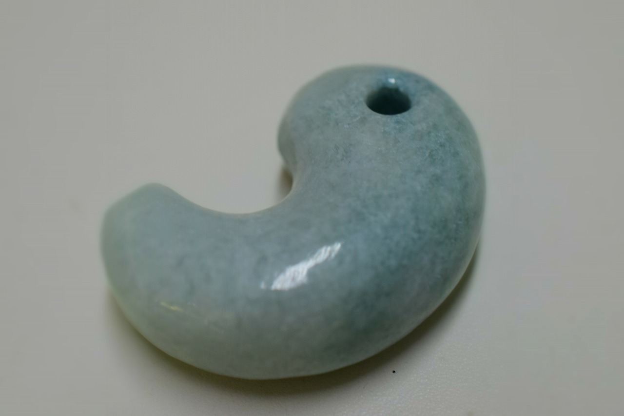 糸魚川産　翡翠　勾玉
