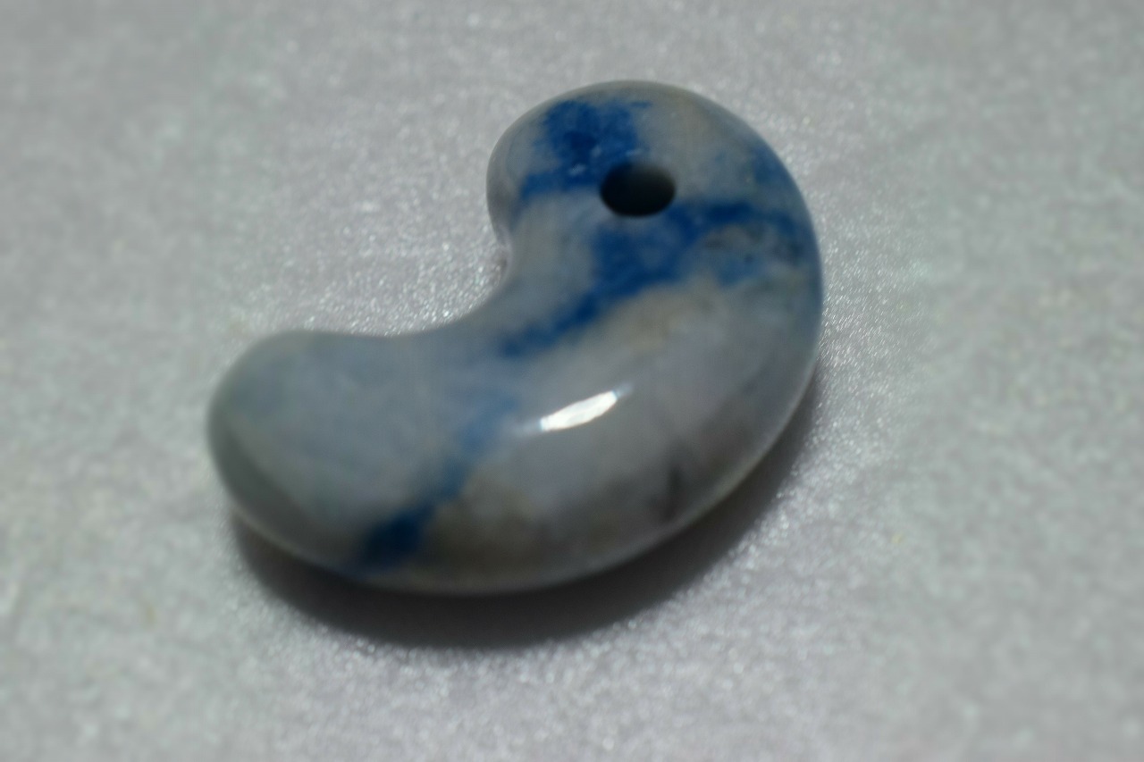 糸魚川産　翡翠　勾玉