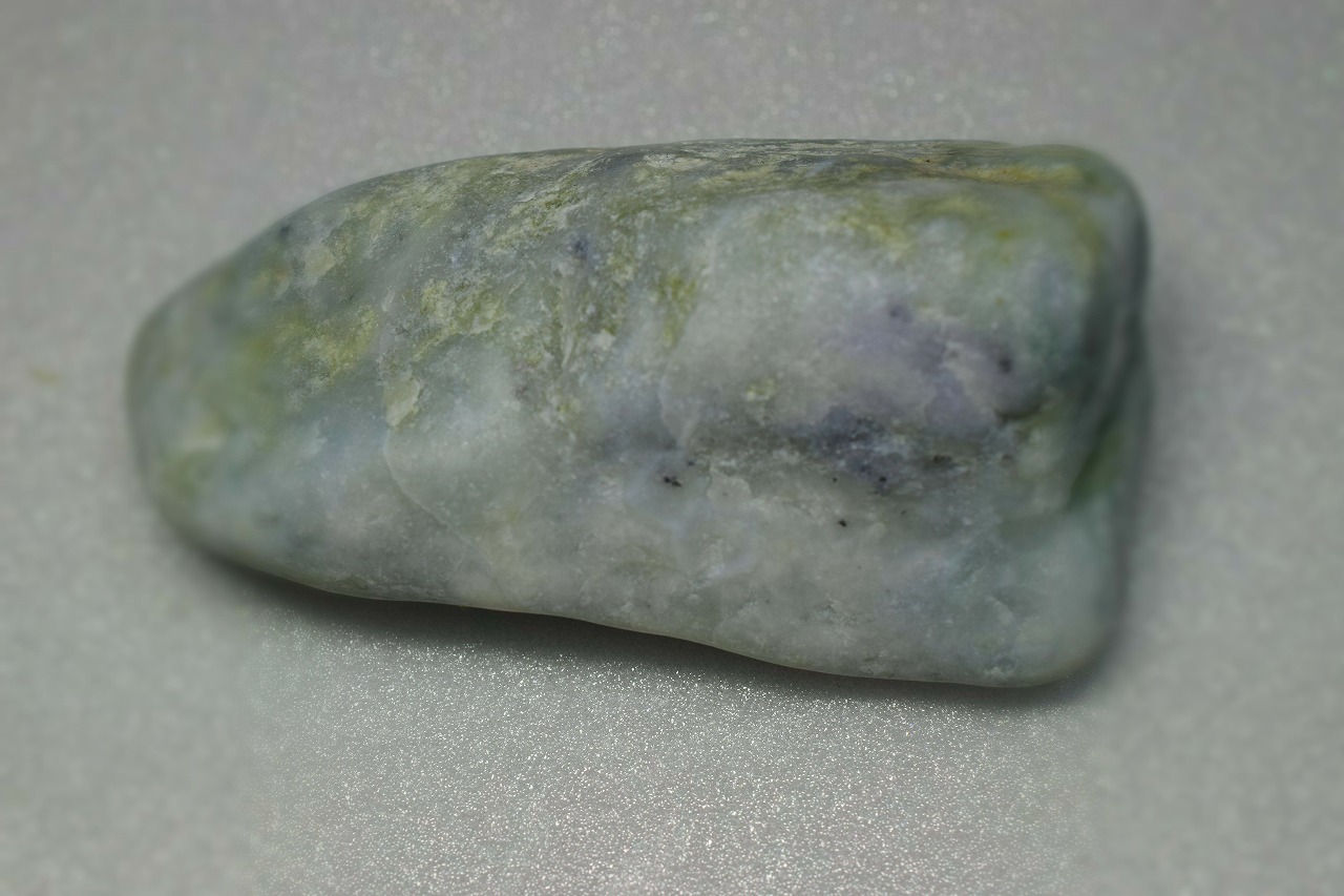 糸魚川産　ラベンダー原石　