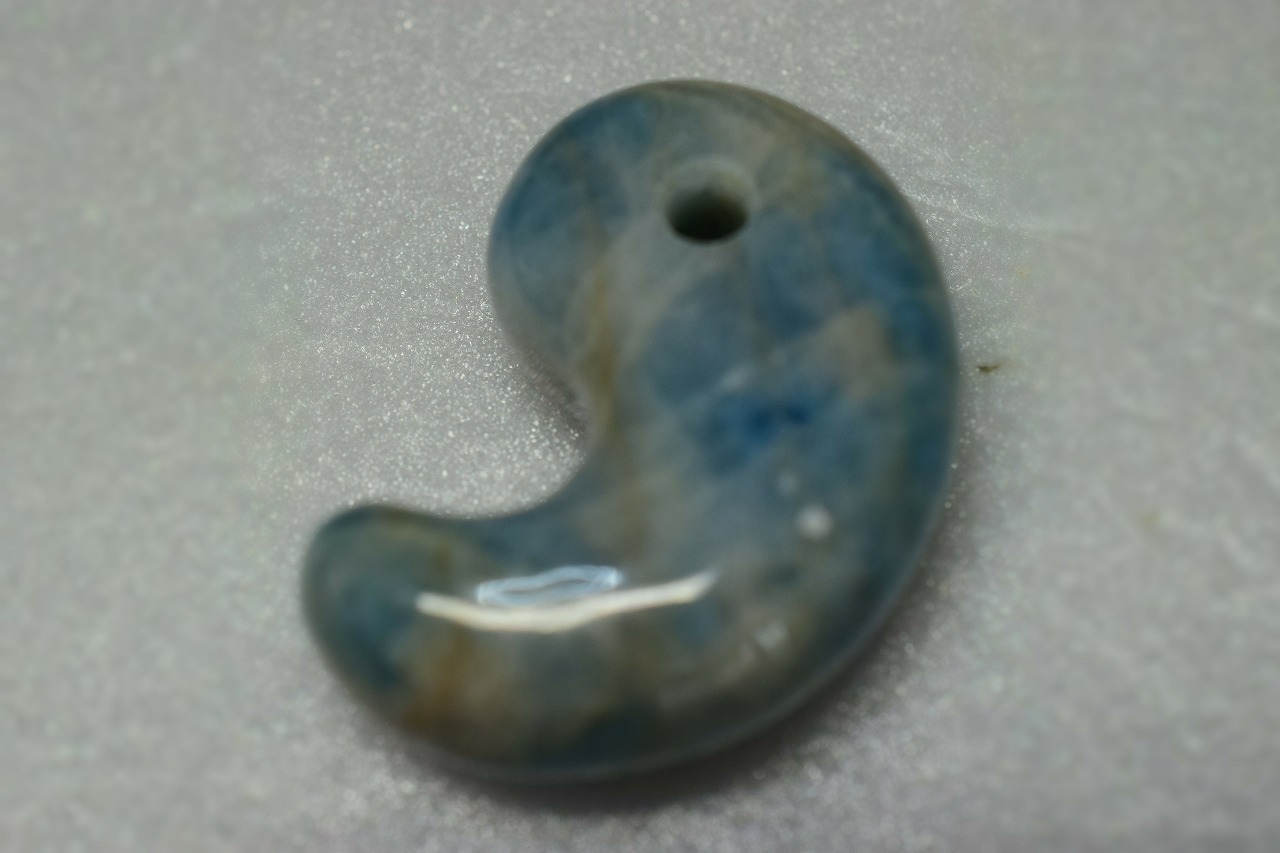 糸魚川産　翡翠　勾玉  33mm