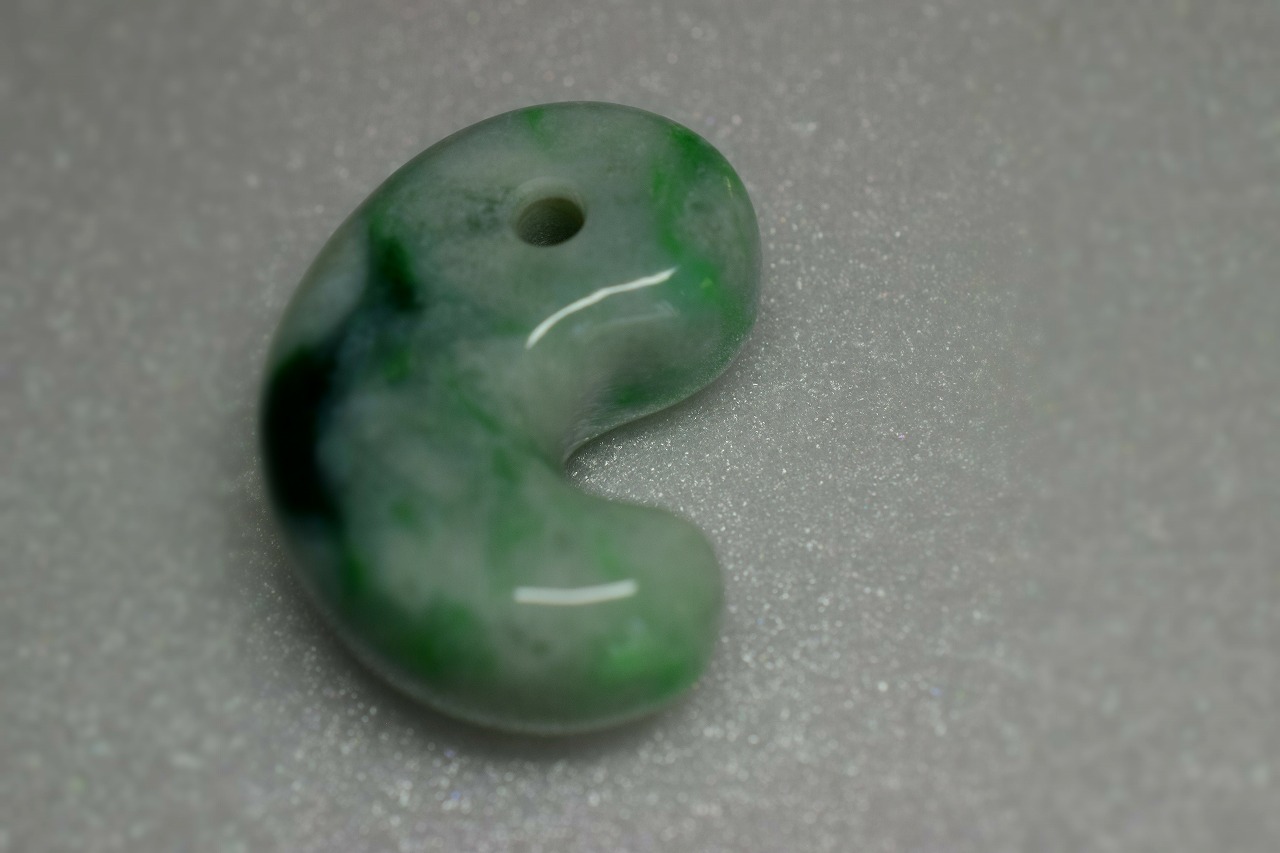 糸魚川産　翡翠　勾玉