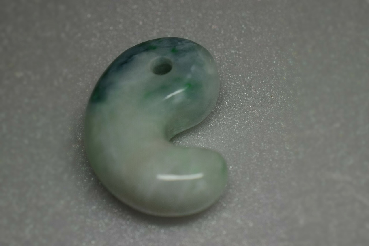 糸魚川産　翡翠　勾玉