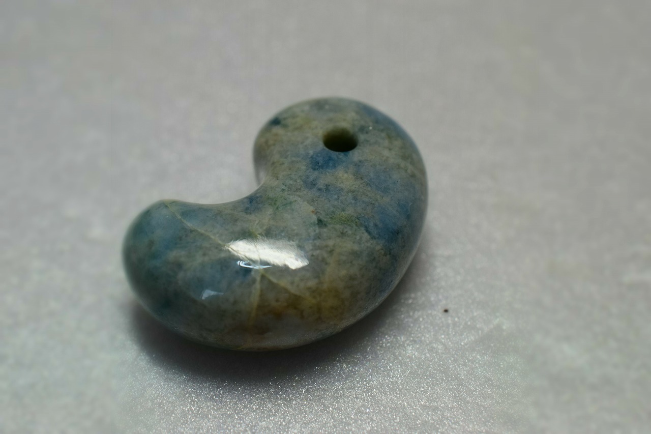 糸魚川産　勾玉　32mm   青