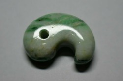 天然石　勾玉　32mm