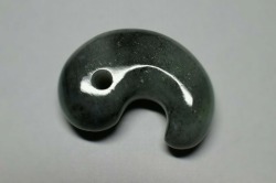 糸魚川産翡翠　勾玉　30mm