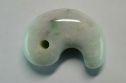 糸魚川産翡翠　勾玉　30mm