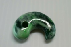 糸魚川産翡翠　勾玉　30mm