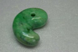 糸魚川産　翡翠　勾玉