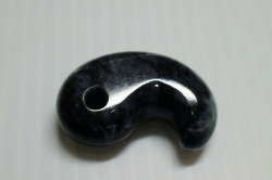 糸魚川産翡翠　勾玉　32mm