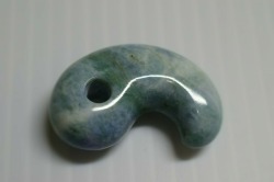 糸魚川産翡翠　勾玉　30mm