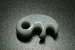 糸魚川産翡翠　勾玉(獣型)　33mm