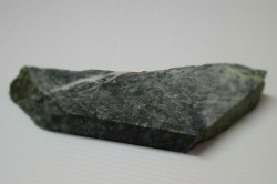 糸魚川産　翡翠原石　板