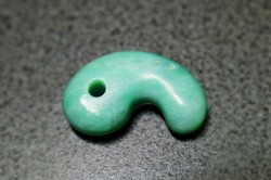 糸魚川産海石　勾玉　27mm