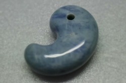 糸魚川産　翡翠　勾玉