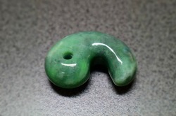 糸魚川産翡翠　勾玉　36mm