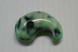 糸魚川産翡翠　勾玉　30mm