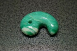 糸魚川産海石　勾玉　35mm