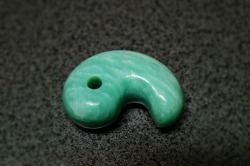 糸魚川産海石　勾玉　28mm