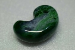 糸魚川産　勾玉
