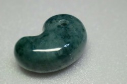 糸魚川産　勾玉