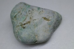 糸魚川産　翡翠原石　薄緑