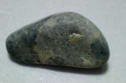 糸魚川産　海石　黒