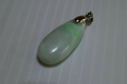 糸魚川産　翡翠原石　ペンダントトップ