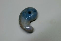 糸魚川産　翡翠　勾玉
