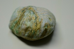 糸魚川産　翡翠原石　薄緑