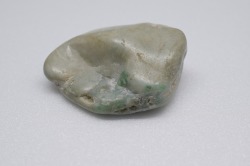 糸魚川産　翡翠原石　緑