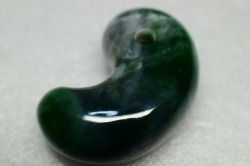 糸魚川産　勾玉 33mm