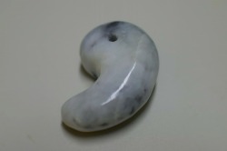 糸魚川産　翡翠　勾玉