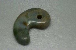 糸魚川産　翡翠　勾玉 青
