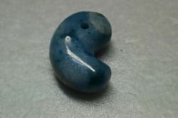 糸魚川産　翡翠　勾玉 青