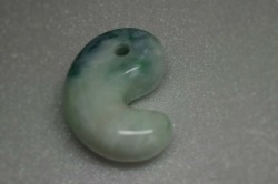 糸魚川産　翡翠　勾玉