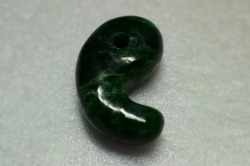 糸魚川産　勾玉　32mm